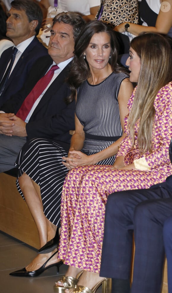 Et ses cheveux ont retrouvé leurs boucles et leur couleur châtain.
La reine Letizia d'Espagne assiste à l'ouverture du 2ème "Congrès international sur la traite des êtres humains, stratégies pour éliminer l'exploitation sexuelle" à Malaga, le 28 septembre 2023. 