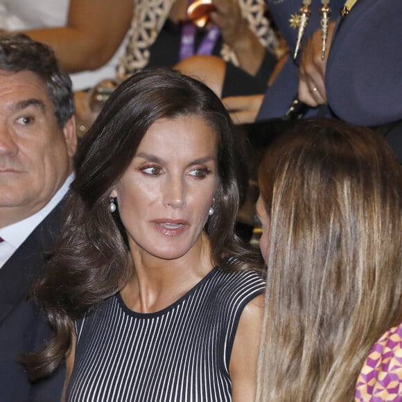 Même quand Felipe, son mari, n'est pas là !
La reine Letizia d'Espagne assiste à l'ouverture du 2ème "Congrès international sur la traite des êtres humains, stratégies pour éliminer l'exploitation sexuelle" à Malaga, le 28 septembre 2023. 