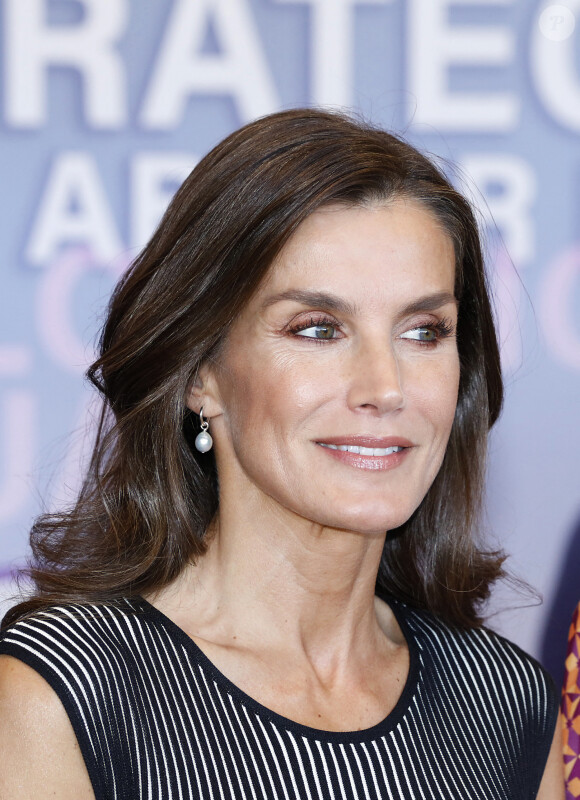 Letizia d'Espagne avait tout misé sur son look ce jeudi.
La reine Letizia d'Espagne assiste à l'ouverture du 2ème "Congrès international sur la traite des êtres humains, stratégies pour éliminer l'exploitation sexuelle" à Malaga.