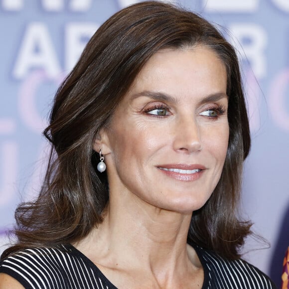 Letizia d'Espagne avait tout misé sur son look ce jeudi.
La reine Letizia d'Espagne assiste à l'ouverture du 2ème "Congrès international sur la traite des êtres humains, stratégies pour éliminer l'exploitation sexuelle" à Malaga.