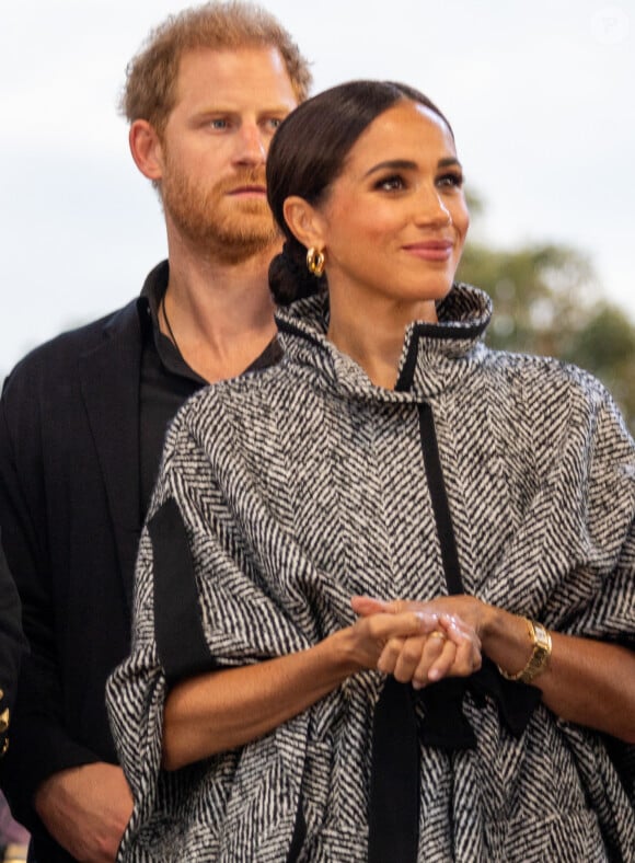 Le prince Harry, duc de Sussex et Meghan Markle, duchesse de Sussex, remettent un prix honorifique à Kevin Costner lors de son gala de charité One805 Live, organisé sur son terrain de polo à Summerland près de Santa Barbara, le 22 septembre 2023. Avec une participation de 10.000 dollars minimum par table, l'élite du comté de Ventura s'est déplacée pour venir en aide aux premiers intervenants dans tout le comté. Au cours de la soirée, marquée par un concert du groupe Maroon 5, de nombreux invités de marque tels que O.Winfrey étaient présents.