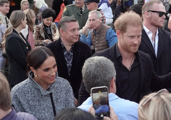 Exclusif - Le prince Harry, duc de Sussex et Meghan Markle, duchesse de Sussex, se mêlent aux invités du gala de charité One805 Live organisé par Kevin Costner sur son terrain de polo à Summerland près de Santa Barbara, le 22 septembre 2023. Avec une participation de 10.000 dollars minimum par table, l'élite du comté de Ventura s'est déplacée pour venir en aide aux premiers intervenants dans tout le comté. Au cours de la soirée, marquée par un concert du groupe Maroon 5, Meghan Markle, duchesse de Sussex, a remis un prix honorifique à Kevin Costner. 