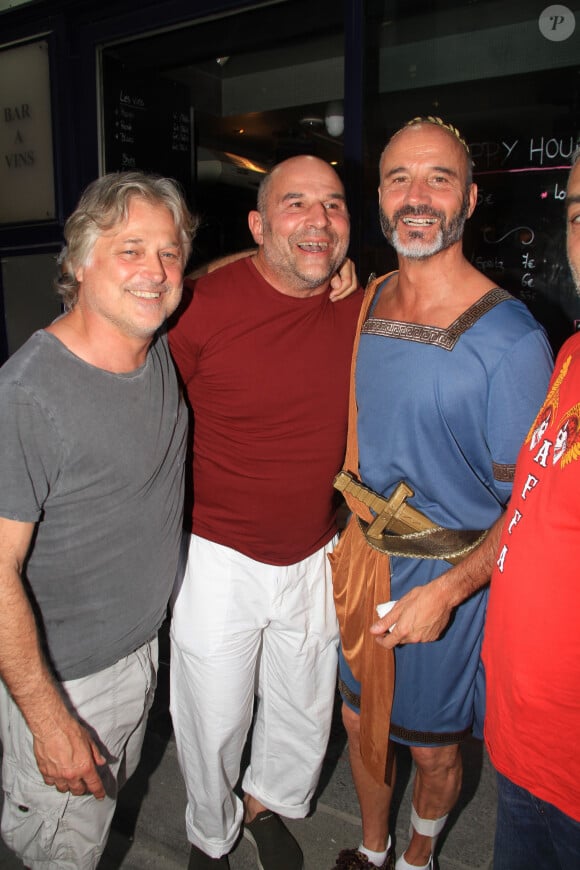 "Pendant la pièce, il y a des mecs qui sont venus demander des comptes au rappeur", raconte Eric Di Meco
Exclusif - Denis Charvet, Vincent Moscato et Eric Di Meco à la soirée au bar "Le Quartier" à Paris, France, le 29 juin 2019. © Philippe Baldini/Bestimage