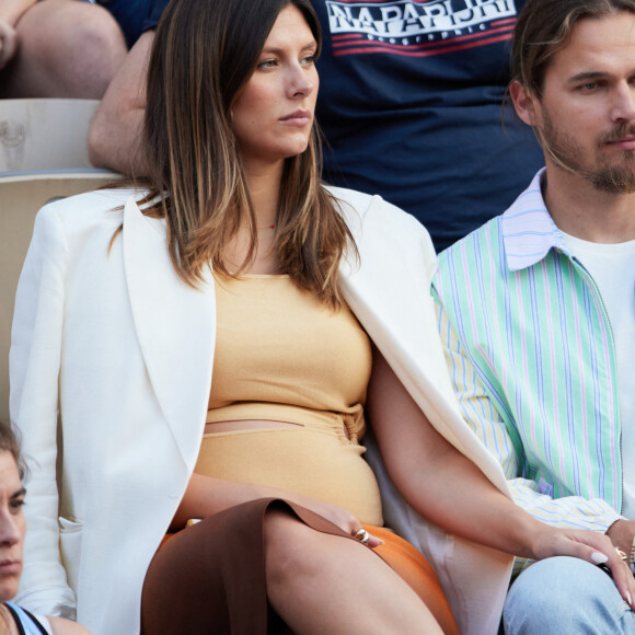 Le couple a un fils prénommé Malo
Camille Cerf (Miss France 2015), enceinte et son compagnon Théo Fleury dans les tribunes lors des Internationaux de France de Tennis de Roland Garros 2023. Paris, le 7 juin 2023. © Jacovides-Moreau / Bestimage 