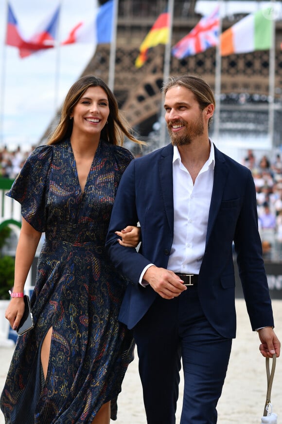 Camille Cerf, miss France 2015 et ambassadrice LPEJ 2022 et son compagnon Théo Fleury - Reconnaissance des invités people du prix Saint Laurent Eiffel Challenge lors du "Longines Paris Eiffel Jumping" au Champ de Mars à Paris le 26 juin 2022 © Gorassini / Perusseau / Tribeca / Bestimage 