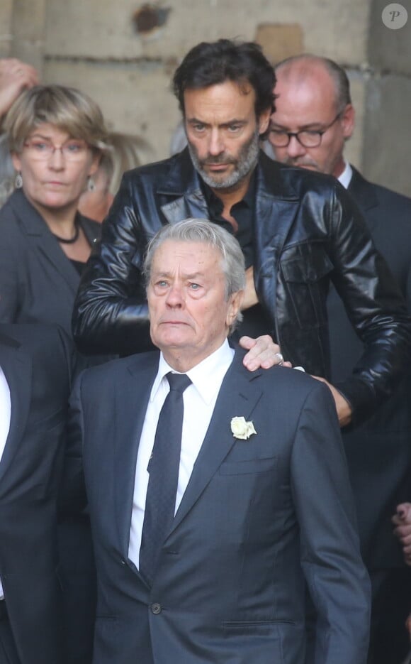 Alain Delon, Anthony Delon, le fils de Pascal Desprez - Sorties des obsèques de Mireille Darc en l'église Saint-Sulpice à Paris. Le 1er septembre 2017 