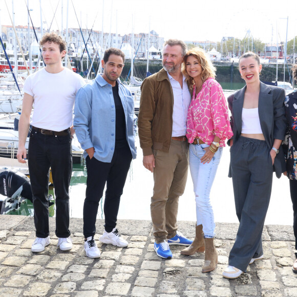 Dimitri Fouque, Samy Gharbi, Alexandre Brasseur, Ingrid Chauvin, Camille Genau et Catherine Benguigui au photocall de la série "Demain Nous Appartient" lors de la 25ème édition du Festival de la fiction de la Rochelle, France, le 16 septembre 2023. © Denis Guignebourg/BestImage