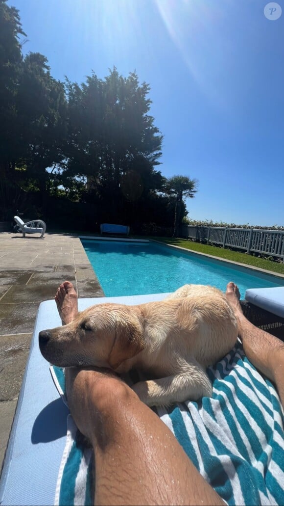 Le lieu est doté d'une piscine extérieure, offrand une vue sur la plage et la mer.
Hugo Manos dans le Petit Manoir de Laurent Ruquier à Villerville, avec leur chien Tigane. Le 25 juin 2023