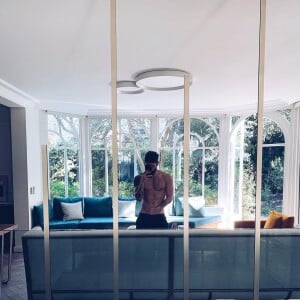 De grandes baies vitrées ont par ailleurs été installées pour laisser rentrer un maximum de lumière naturelle.
Hugo Manos pose sur Instagram