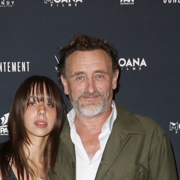 Kim Higelin (petite fille de Jacques.Higelin), Jean-Paul Rouve lors de l'avant-première du film "Le Consentement" au cinéma L'Arlequin à Paris le 2 octobre 2023. © Marc Ausset-Lacroix / Bestimage