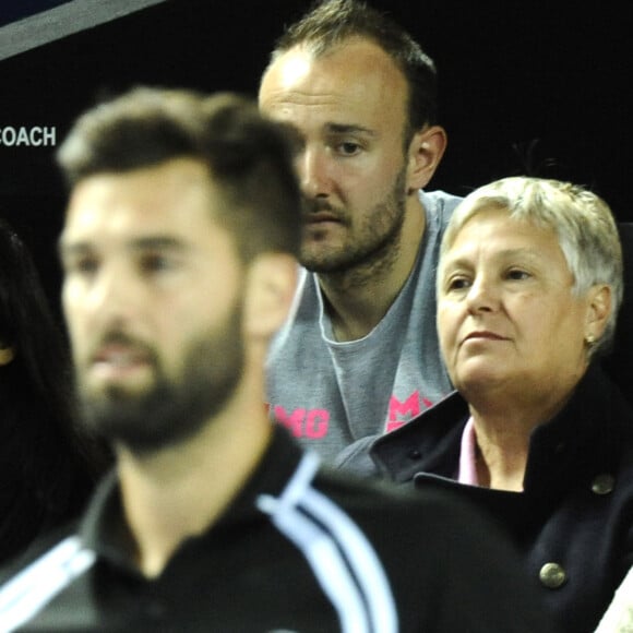 La chanteuse Shy'm dans les tribunes du tournoi de tennis de l'Open 13 de Marseille, accompagnée d'Eliane et Philippe Paire (les parents de Benoît Paire), le 19 février 2016. La chanteuse est venue soutenir son compagnon Benoît Paire, qui a remporté le match contre le suisse Stanislas Wawrinka.