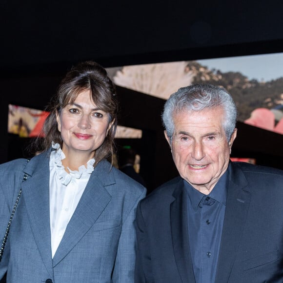 Claude Lelouch et sa femme Valérie Perrin - Photocall du défilé de mode printemps-été 2024 "Chanel" au Grand Palais Ephémère lors de la fashion week de Paris. Le 3 octobre 2023 © Olivier Borde / Bestimage 