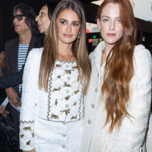 Penelope Cruz et Riley Keough - Photocall du défilé de mode printemps-été 2024 "Chanel" au Grand Palais Ephémère lors de la fashion week de Paris. Le 3 octobre 2023 © Olivier Borde / Bestimage 