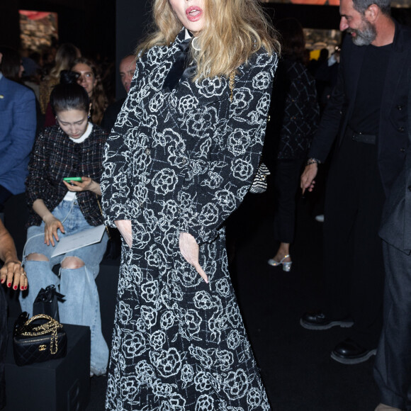 Arielle Dombasle - Photocall du défilé de mode printemps-été 2024 "Chanel" au Grand Palais Ephémère lors de la fashion week de Paris. Le 3 octobre 2023 © Olivier Borde / Bestimage 