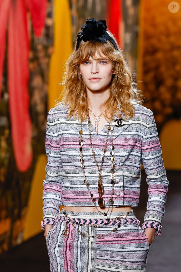 Un mannequin au défilé de mode prêt-à-porter Chanel Printemps/été 2024 lors de la Fashion Week de Paris (PFW), au Grand Palais Éphémère Place Joffre, à Paris, France, le 3 octobre 2023. 