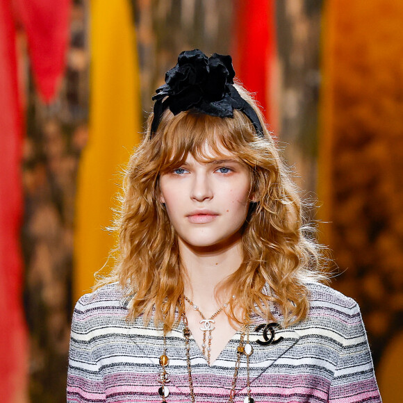 Un mannequin au défilé de mode prêt-à-porter Chanel Printemps/été 2024 lors de la Fashion Week de Paris (PFW), au Grand Palais Éphémère Place Joffre, à Paris, France, le 3 octobre 2023. 