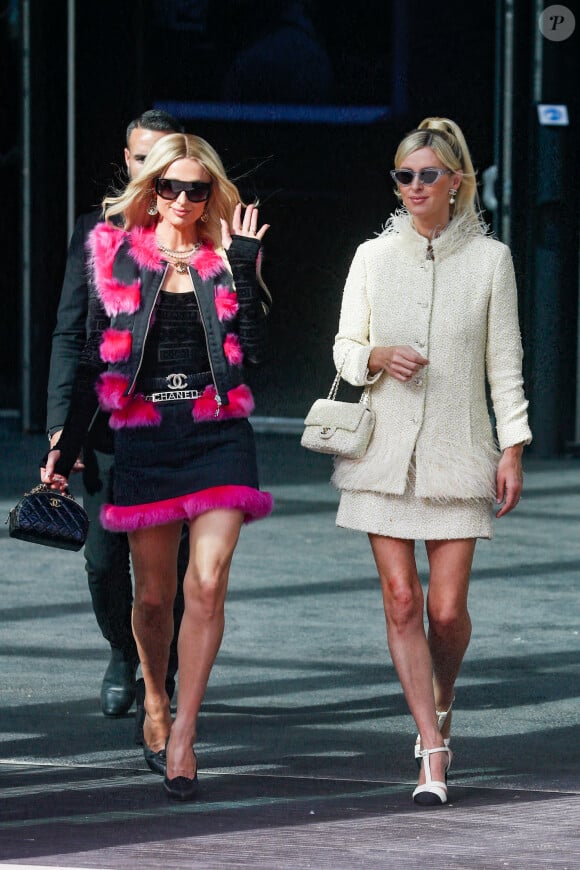 Paris Hilton et sa soeur Nicky Hilton Rothschild à la sortie du défilé de mode prêt-à-porter Chanel Printemps/été 2024 lors de la Fashion Week de Paris (PFW), au Grand Palais Éphémère Place Joffre, à Paris, France, le 3 octobre 2023. © Christophe Clovis/Bestimage 