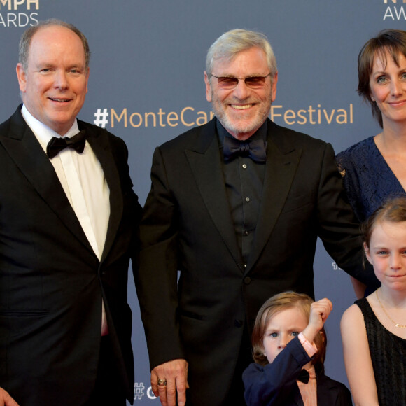 Le prince Albert II de Monaco, Tchéky Karyo, Valérie Kéruzoré et leurs enfants lors du photocall de la cérémonie des Nymphes d'Or du 60ème festival de télévision de Monte Carlo au Grimaldi Forum à Monaco le 22 juin 2021.Cette année, beaucoup de lauréats seront présents en hologramme à cause des restrictions sanitaires © Bruno Bebert / Bestimage 