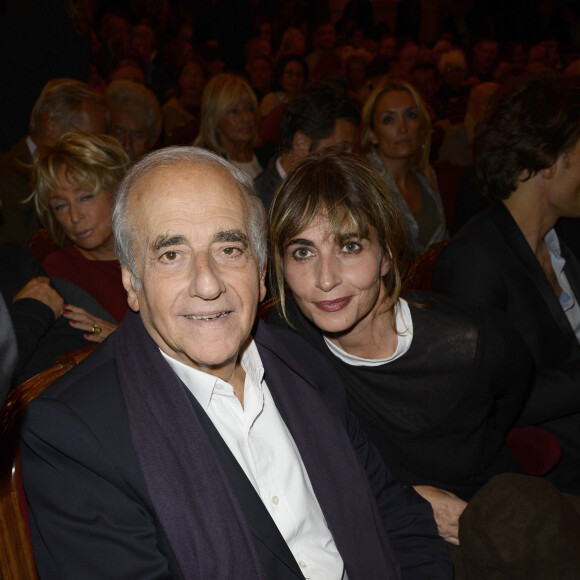 En 1968, c'est avec cette femme si secrète que le 31 mai, Jean-Pierre Elkabbach a goûté aux joies de la paternité. Ensemble, ils sont devenus les parents d'une fille, Emmanuelle Bach.
Jean-Pierre Elkabbach et sa fille Emmanuelle Bach - Generale de la piece "Nina" au theatre Edouard VII a Paris, le 16 septembre 2013.
