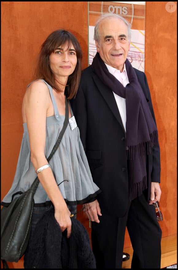 Actrice marquante de PJ ou encore d'Un village français, elle s'était livrée auprès de Paris Match, en 2016 sur sa relation avec son père Jean-Pierre Elkabbach et sa mère si secrète. 
Jean-Pierre Elkabbach et sa fille Emmanuelle Bach à Roland-Garros.