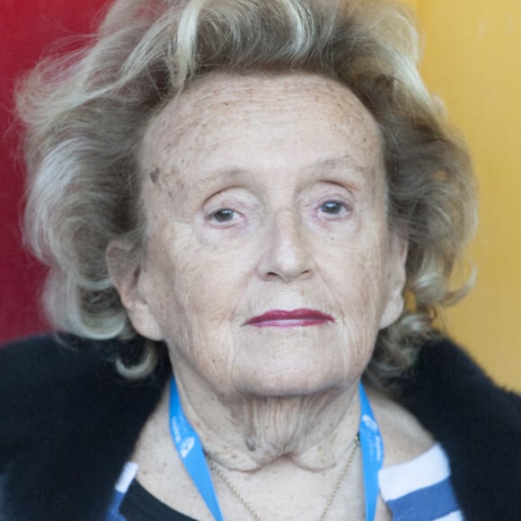 "La carrière de son mari n'aurait pas été la même sans elle, écrit Nicolas Sarkozy. Chaque fois que Jacques Chirac mettait un genou à terre, elle était là pour le soutenir."
Bernadette Chirac à un match de football caritatif organisé par le Variétés Club de France au profit de l'association "+ de Vie" à Mantes-la-Jolie.