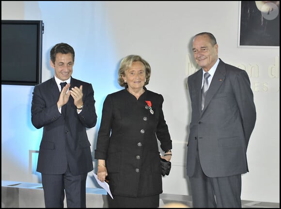 Dans son dernier livre "Le temps des combats", l'ancien président se souvient lui avoir remis la médaille de la Légion d'Honneur.
Nicolas Sarkozy et Bernadette Chirac - Cérémonie de remise des insignes de chevalier de la légion d'honneur à Bernadette Chirac à la maison Solenn à Paris, le 18 mars 2009.