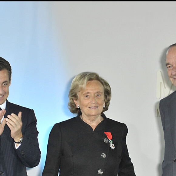 Dans son dernier livre "Le temps des combats", l'ancien président se souvient lui avoir remis la médaille de la Légion d'Honneur.
Nicolas Sarkozy et Bernadette Chirac - Cérémonie de remise des insignes de chevalier de la légion d'honneur à Bernadette Chirac à la maison Solenn à Paris, le 18 mars 2009.