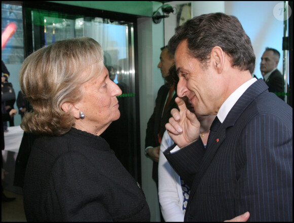 Nicolas Sarkozy et Bernadette Chirac - Cérémonie de remise des insignes de chevalier de la légion d'honneur à Bernadette Chirac à la maison Solenn à Paris, le 18 mars 2009.