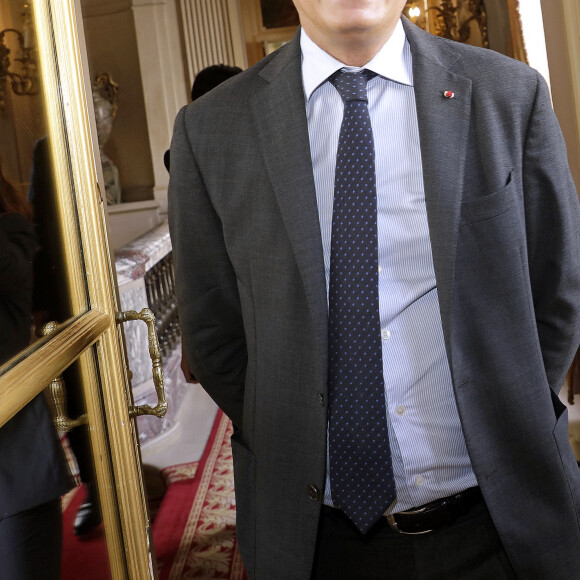 "Bien sûr, comme les ados secouent leurs parents, avec des impatiences, des incompréhensions, beaucoup de débats sur l'environnement, et une forme d'évidence sur tous les sujets liés à l'égalité et au genre."
Portrait de Edouard Philippe lors d'un déjeuner-débat à l'occasion de la sortie de son livre "Des lieux qui disent" chez JC Lattes à Paris. Le 3 octobre 2023 © Cédric Perrin / Bestimage