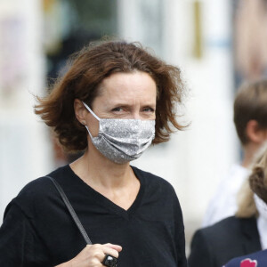 Ensemble ils ont eu trois enfants, que le politique tient à protéger coûte que coûte.
Édith Chabre, la femme d'Edouard Philippe - Culte d'action de grâce célébré en mémoire d'Antoine Rufenacht ( homme politique et ancien maire du Havre) en l'Eglise Saint-Joseph au Havre le 10 septembre 2020. © Alain Guizard / Bestimage
