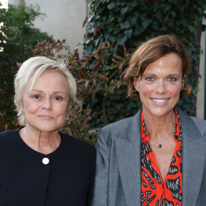 En tout cas, toutes les deux sont toujours aussi soudées. 
Muriel Robin et Anne Le Nen lors de l'inauguration du jardin des ambassadeurs Line Renaud à Paris le 2 octobre 2023. © Coadic Guirec / Bestimage 