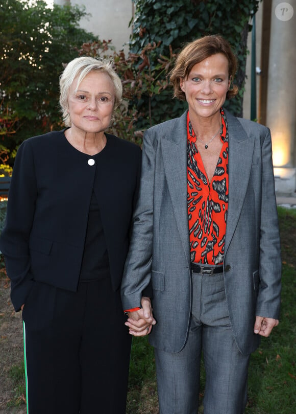 En tout cas, toutes les deux sont toujours aussi soudées. 
Muriel Robin et Anne Le Nen lors de l'inauguration du jardin des ambassadeurs Line Renaud à Paris le 2 octobre 2023. © Coadic Guirec / Bestimage 