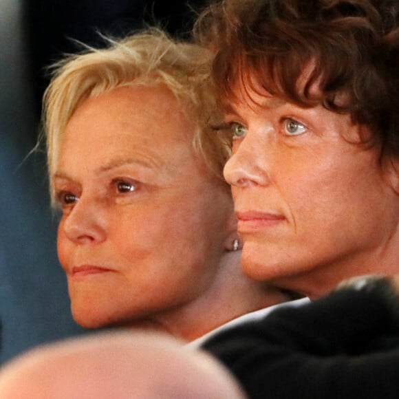 Muriel Robin et sa femme Anne Le Nen - Les célébrités rendent un dernier hommage au comédien, dramaturge et metteur en scène français Roger Louret en la salle du Magre à Monclar, France, le 30 janvier 2023. © Patrick Bernard/Bestimage 