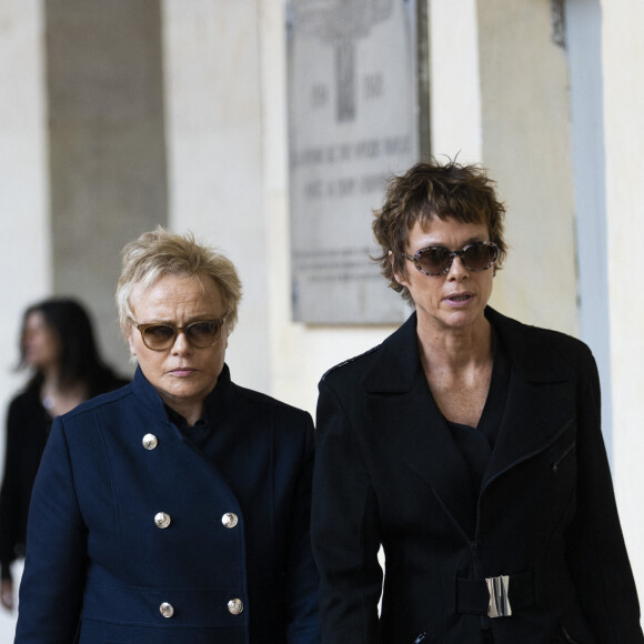 Muriel Robin et sa femme Anne Le Nen - Cérémonie d’hommage national à l’Hôtel national des Invalides en hommage à Michel Bouquet décédé le 13 avril 2022. Paris le 27 avril 2022. Michel Bouquet a été inhumé dans la plus stricte intimité le 15/04/2022 à Étais-la Sauvin dans l'Yonne. © JB Autissier / Panoramic / Bestimage  National tribute ceremony at the Hotel national des Invalides in tribute to Michel Bouquet who died on April 13, 2022. Paris on April 27, 2022. Michel Bouquet was buried in the strictest privacy on 04/15/2022 in Étais-la Sauvin (Yonne). 