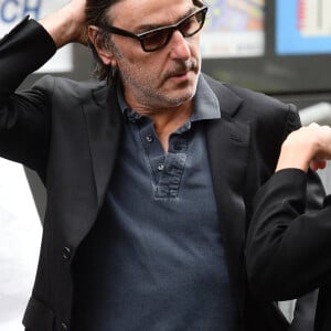 Yvan Attal, Lou Doillon - Sorties des obsèques de Jane Birkin en l'église Saint-Roch à Paris. Le 24 juillet 2023 © Jacovides-KD Niko / Bestimage  Funerals of the french singer Jane Birkin at Saint-Roch's church in Paris. On July 24th 2023 