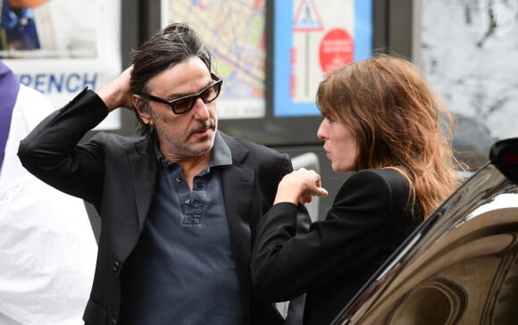 Yvan Attal, Lou Doillon - Sorties des obsèques de Jane Birkin en l'église Saint-Roch à Paris. Le 24 juillet 2023 © Jacovides-KD Niko / Bestimage  Funerals of the french singer Jane Birkin at Saint-Roch's church in Paris. On July 24th 2023 