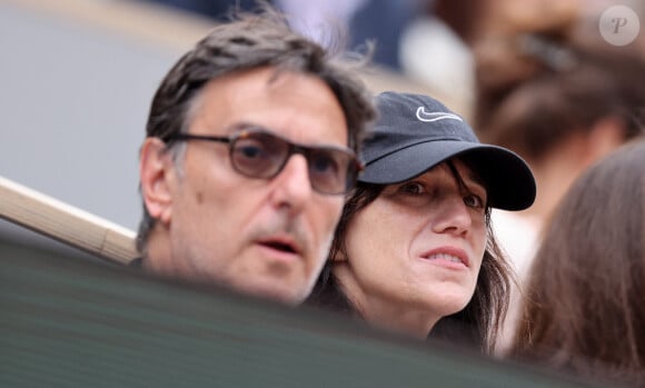 Charlotte Gainsbourg, son compagnon Yvan Attal dans les tribunes lors des Internationaux de France de Tennis de Roland Garros 2022. Paris, le 5 juin 2022. © Dominique Jacovides/Bestimage