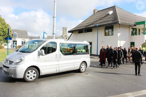 Obsèques de Pierre Tchernia dans la commune de Névez, Sud-Finistère en Bretagne, en présence de ses enfants, dont son fils Antoine. La salle des fêtes de Névez a accueilli, ce samedi 15 octobre, la cérémonie d'hommage à Monsieur Cinéma. Un adieu destiné aux proches et amis, dont l'animateur Arthur Essebag (son compère des Enfants de la Télé), auxquels les Néveziens ont été admis. © Pauline Hervé / Bestimage 