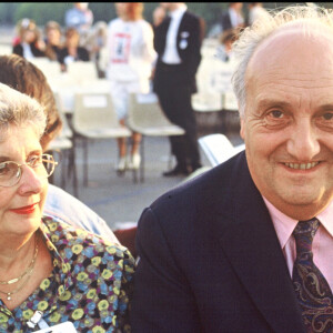 C'est sur place que son épouse avait été inhumée après sa mort en 1997.
Archives - Pierre Tchernia et son épouse Françoise lors du centenaire de la Tour Eiffel