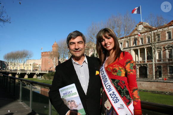 Patrice Drevet, tête de liste d'Alliance Ecologie Indépendante, fait campagne pour les régionales le 6 mars 2010 à Perpignan, soutenu par Céline Callivrousis, miss Roussillon 2009