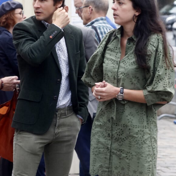 Julien Dereims et sa femme Anouchka Delon - Arrivées à la messe à l'intention de Pierre Cornette de Saint-Cyr en l'église Saint-Germain-des-Près à Paris. Le 12 septembre 2023