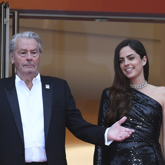 Cet été, elle et ses frères ont porté plainte pour protéger leur père de sa dame de compagnie.
Alain Delon et sa fille Anouchka Delon - Montée des marches du film "A Hidden Life" lors du 72ème Festival International du Film de Cannes, le 19 mai 2019. 