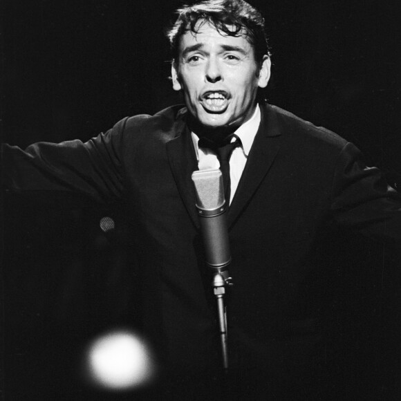 Archives - Jacques Brel sur le plateau de l'émission TV "Le palmarès des chansons", le 11 novembre 1966.