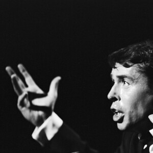 Archives - Jacques Brel sur le plateau de l'émission TV "Le palmarès des chansons", le 11 novembre 1966.