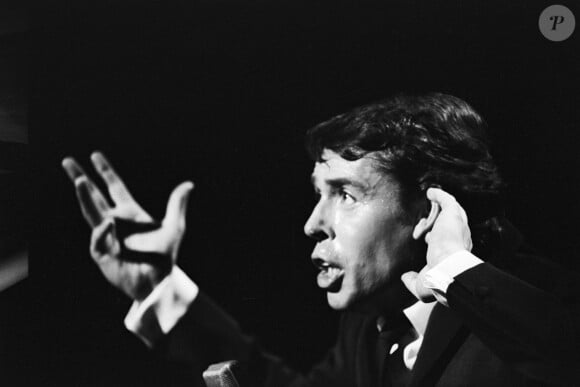 Archives - Jacques Brel sur le plateau de l'émission TV "Le palmarès des chansons", le 11 novembre 1966.