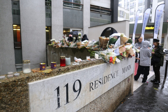 Fleurs déposées en soutien après l'assassinat de la petite Lola, 12 ans, retrouvée morte dans une malle au pied de son immeuble à Paris, le 17 octobre 2022.