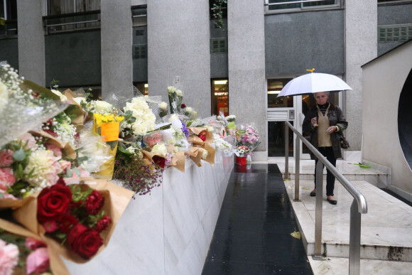 Fleurs déposées en soutien après l'assassinat de la petite Lola, 12 ans, retrouvée morte dans une malle au pied de son immeuble à Paris, le 17 octobre 2022.