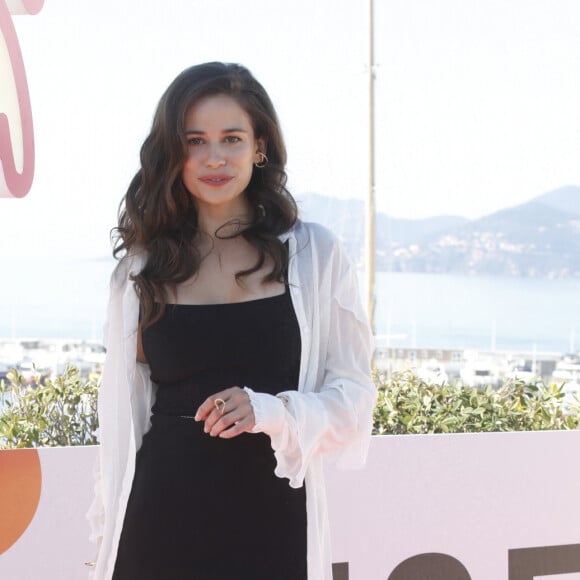 Lucie Lucas au photocall de la série "Cannes confidential" lors de la 5ème saison du festival International des Séries "Canneseries" à Cannes le 5 avril 2022. © Denis Guignebourg / Bestimage