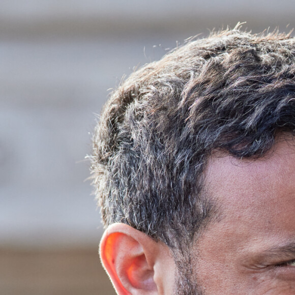 Cyril Hanouna - Inauguration de "La promenade Jean-Paul Belmondo" au terre-plein central du pont de Bir-Hakeim, ouvrage public communal situé sous le viaduc du métro aérien, à Paris (15e, 16e) le 12 avril 2023. Lors de la séance d'octobre 2021, le Conseil de Paris avait décidé d'honorer la mémoire de Jean-Paul Belmondo, comédien, producteur de cinéma et directeur de théâtre français. Cet emplacement, immortalisé par la scène de cascade réalisée par l'acteur dans le film d'Henri Verneuil Peur sur la Ville (1975), est identifié par le plan annexé à la délibération. Cette dénomination s'effectue en dérogation à la règle qui prévoit que le nom d'une personnalité ne peut être attribué à une voie publique de Paris que cinq ans au plus tôt après son décès. © Cyril Moreau/Bestimage 