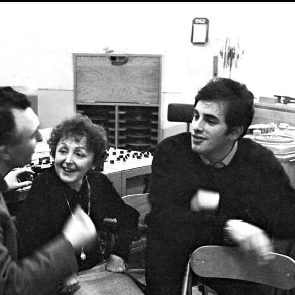 C'est le 60e anniversaire de la mort d'Edith Piaf. Chanteuse mythique que l'on ne présente plus, elle vivait alors une dernière histoire d'amour avec un homme bien de 20 ans de moins qu'elle.
Edith Piaf et Théo Sarapo